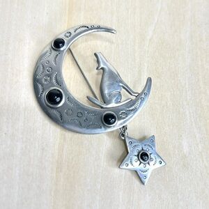 JJ 1988 Pewter Howling Wolf Crescent Moon Brooch with Star